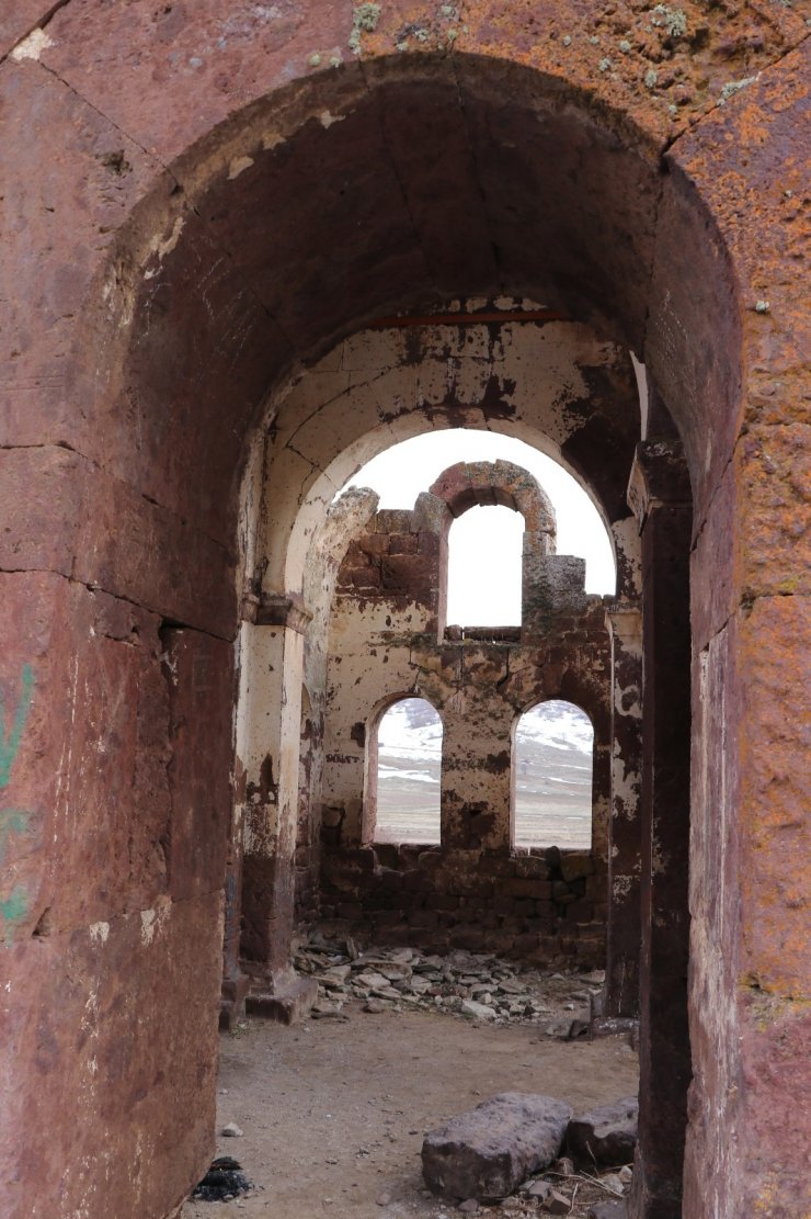 Bin 500 yıllık Kızıl Kilise ziyaretçilerini ağırlamaya devam ediyor