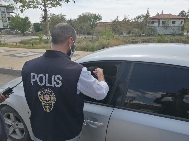 Kısıtlamayı ihlal eden sürücü kendini ve arkadaşını araca kilitledi