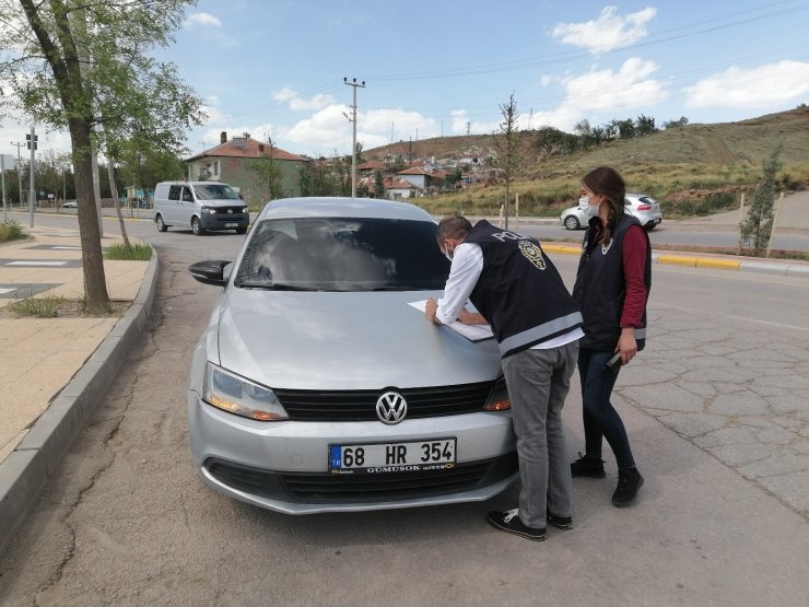 Kısıtlamayı ihlal eden sürücü kendini ve arkadaşını araca kilitledi