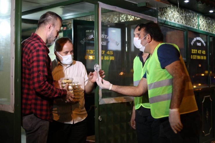 Odunpazarı Belediyesinden gece mesaisinde olan çalışanlara tatlı sürprizi