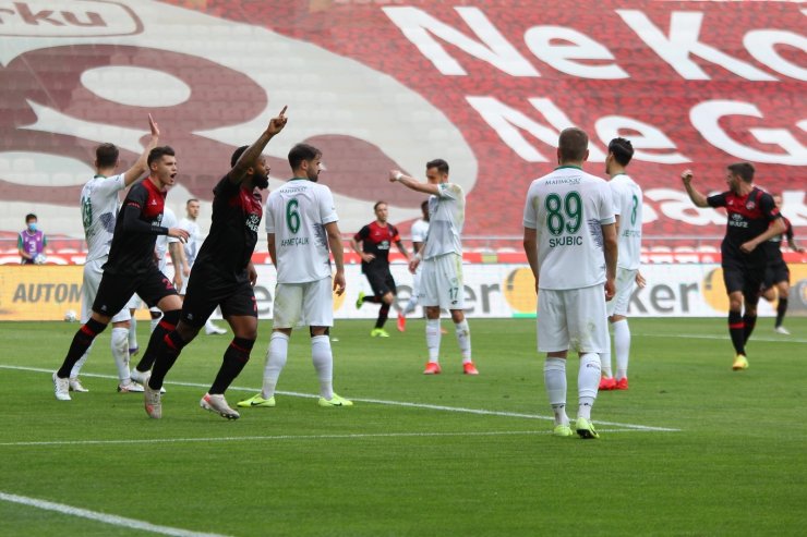 Süper Lig: Konyaspor: 1 - Fatih Karagümrük: 1 (İlk yarı)