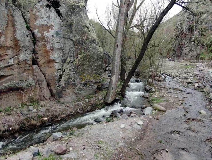 Erciyes’in karı eridi Kırlangıç Vadisi coştu