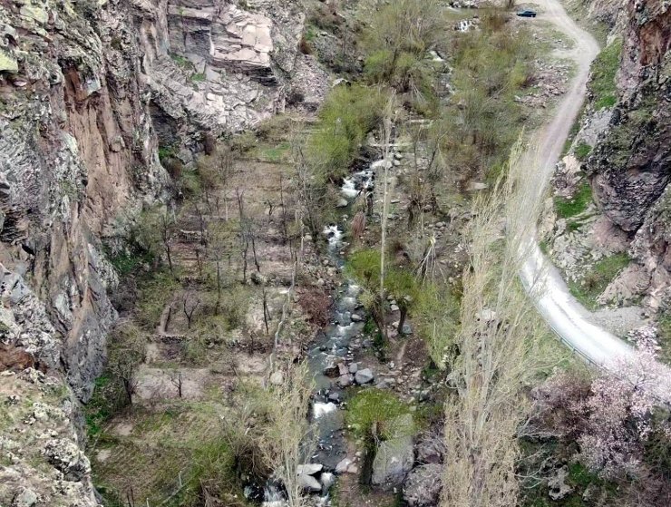 Erciyes’in karı eridi Kırlangıç Vadisi coştu