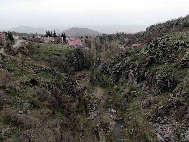 Erciyes’in karı eridi Kırlangıç Vadisi coştu