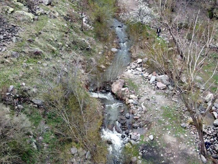 Erciyes’in karı eridi Kırlangıç Vadisi coştu