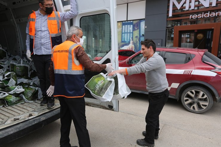 Yeni oluşturulacak orman için tohumlar dağıtılıyor