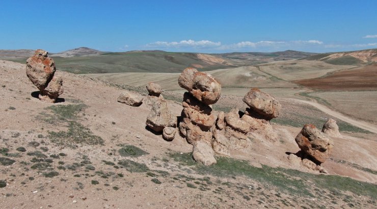 Sivas’ta ilginç kayalar görenleri şaşırtıyor