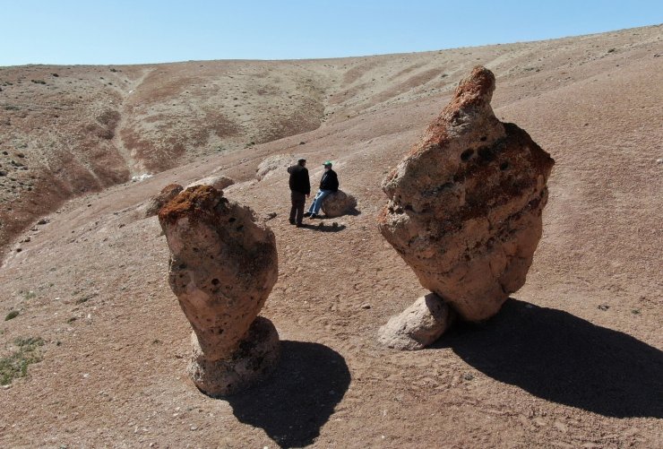 Sivas’ta ilginç kayalar görenleri şaşırtıyor