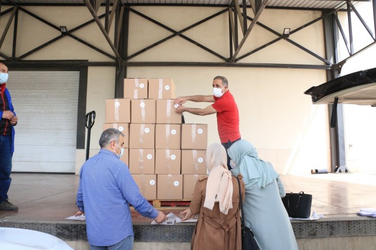 AK Parti’ den ihtiyaç sahibi 12 bin aileye erzak yardımı