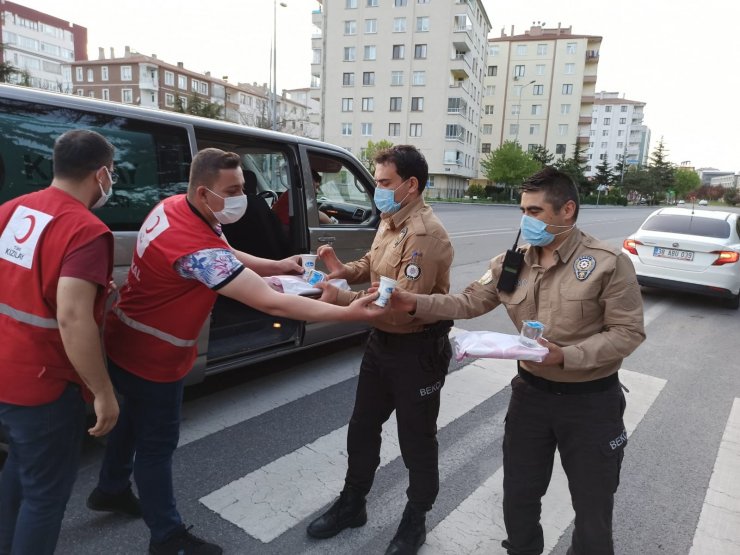 Kızılay’dan uygulamadaki polislere yemek ikramı