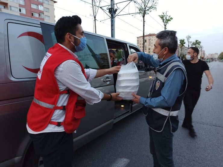 Kızılay’dan uygulamadaki polislere yemek ikramı