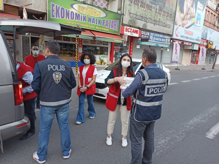 Kızılay’dan uygulamadaki polislere yemek ikramı