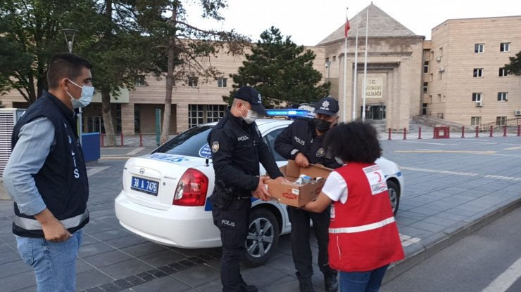 Kızılay’dan uygulamadaki polislere yemek ikramı