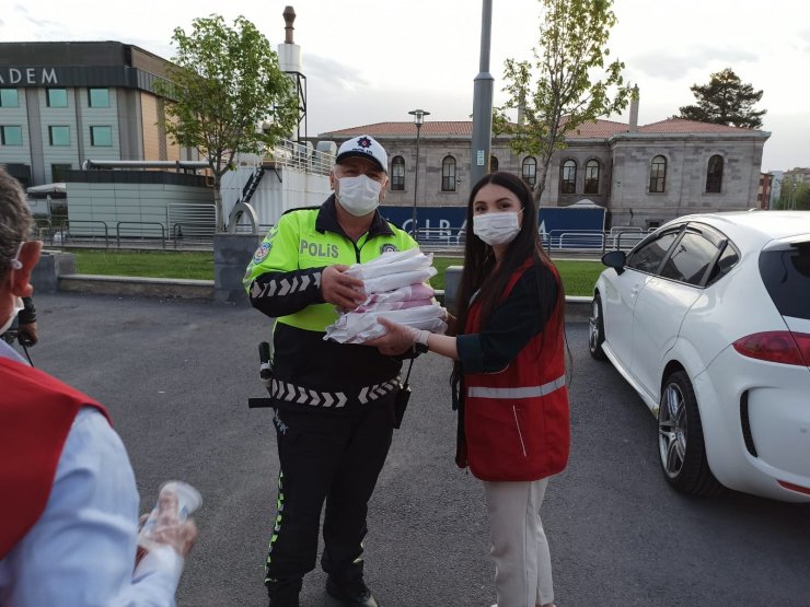 Kızılay’dan uygulamadaki polislere yemek ikramı