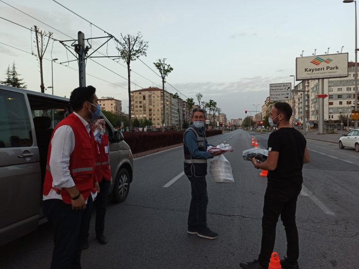 Kızılay’dan uygulamadaki polislere yemek ikramı