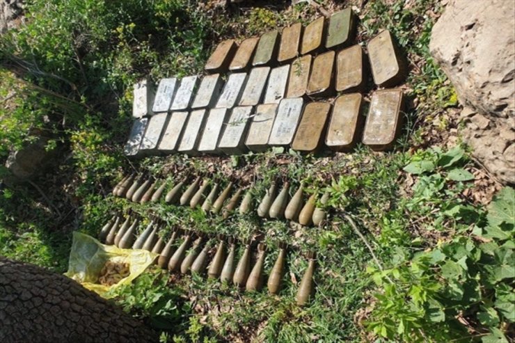 Mehmetçik, PKK’lı teröristlere ait sığınak ve mühimmatları temizlemeye devam ediyor