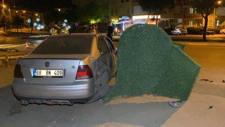 Otomobil önce elektrik panosuna sonra çöp konteynerine çarptı: 2 yaralı