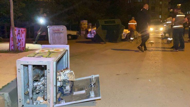 Otomobil önce elektrik panosuna sonra çöp konteynerine çarptı: 2 yaralı