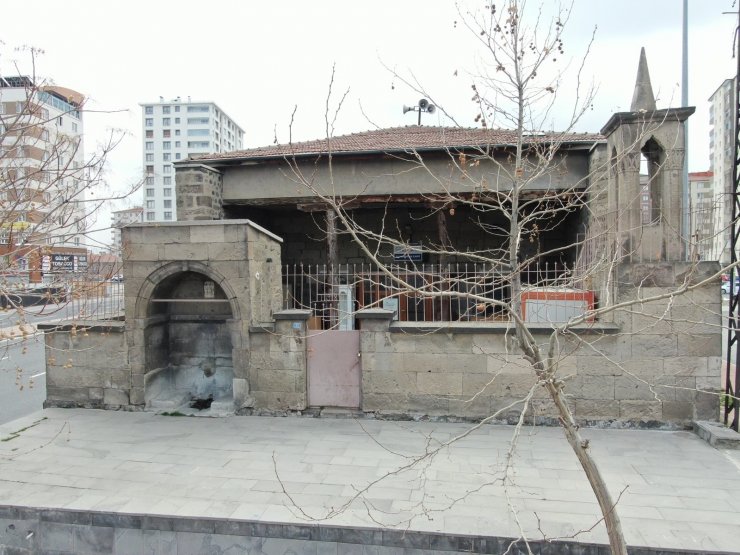 Tasmakıran Camii yıllara ve yeni yapılara meydan okuyor