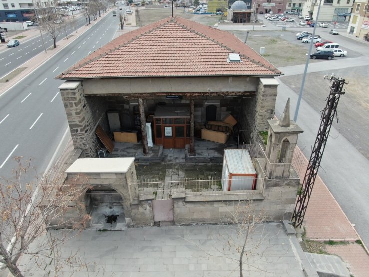 Tasmakıran Camii yıllara ve yeni yapılara meydan okuyor