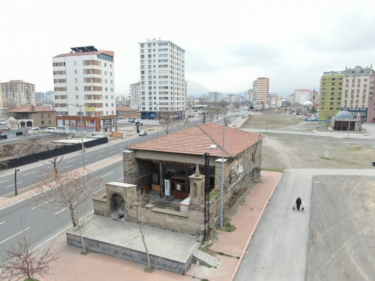 Tasmakıran Camii yıllara ve yeni yapılara meydan okuyor