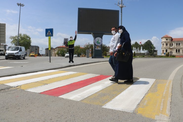 Yaya geçidine monte edilen maket polisin ağzına maske taktılar