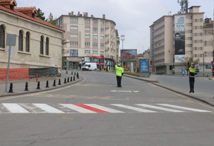 Yaya geçidine monte edilen maket polisin ağzına maske taktılar