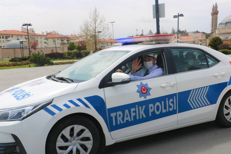 Yaya geçidine monte edilen maket polisin ağzına maske taktılar