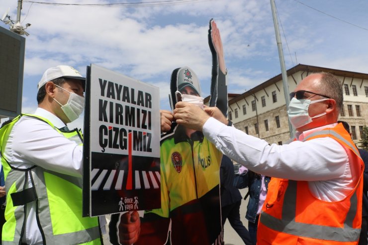 Yaya geçidine monte edilen maket polisin ağzına maske taktılar