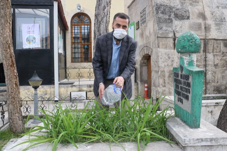 5 asırlık caminin dört bir yanı mezarlık