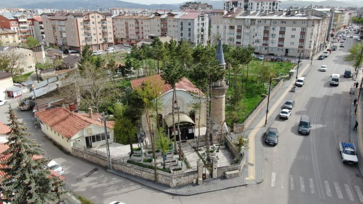 5 asırlık caminin dört bir yanı mezarlık