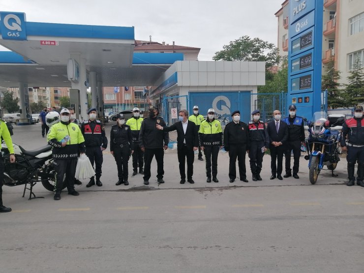 Vali trafiği denetleyip, kuryelere yelek giydirdi