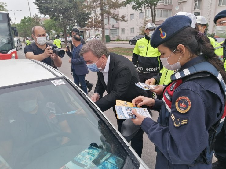 Vali trafiği denetleyip, kuryelere yelek giydirdi