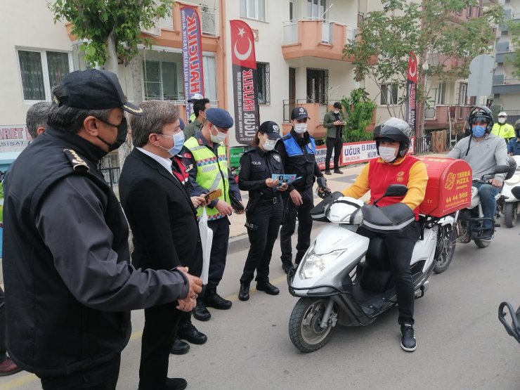 Vali trafiği denetleyip, kuryelere yelek giydirdi