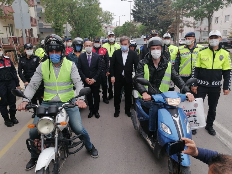 Vali trafiği denetleyip, kuryelere yelek giydirdi