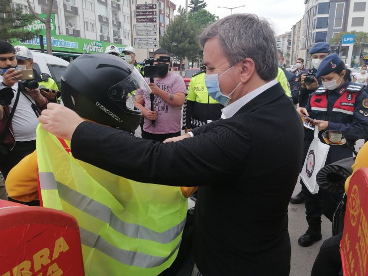 Vali trafiği denetleyip, kuryelere yelek giydirdi