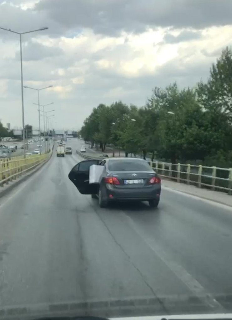 Konya’da eşya yüklü otomobilin arka kapısı açık haldeki yolculuğu kamerada