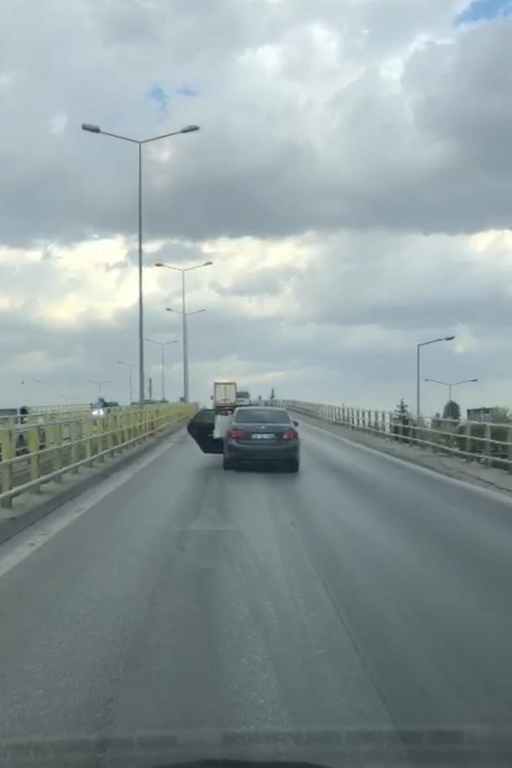 Konya’da eşya yüklü otomobilin arka kapısı açık haldeki yolculuğu kamerada