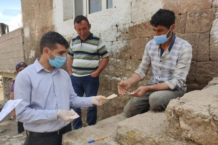 Tomarza Vefa Sosyal Destek Grubu vatandaşların maaşları evlerine kadar götürdü