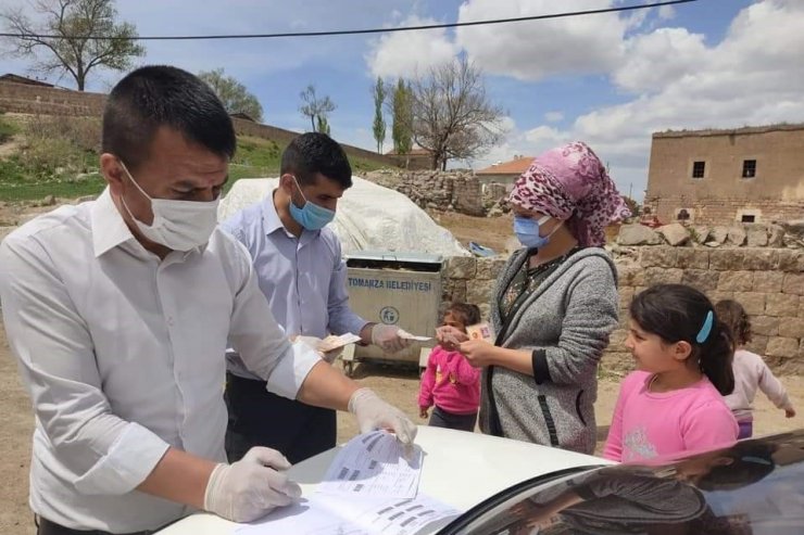 Tomarza Vefa Sosyal Destek Grubu vatandaşların maaşları evlerine kadar götürdü