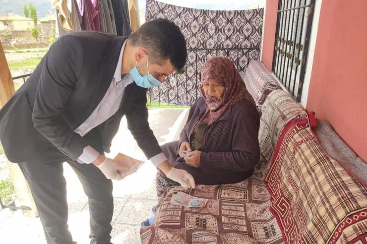 Tomarza Vefa Sosyal Destek Grubu vatandaşların maaşları evlerine kadar götürdü