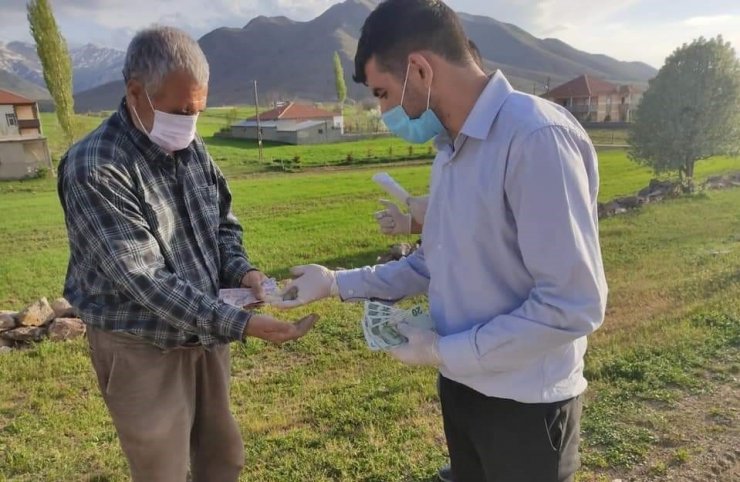 Tomarza Vefa Sosyal Destek Grubu vatandaşların maaşları evlerine kadar götürdü