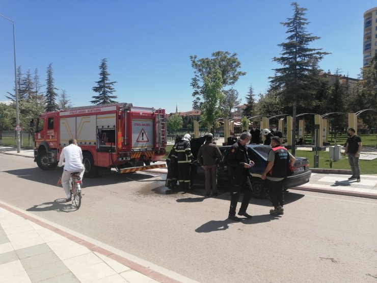 Muayeneden yeni çıkan araç yolda alev aldı