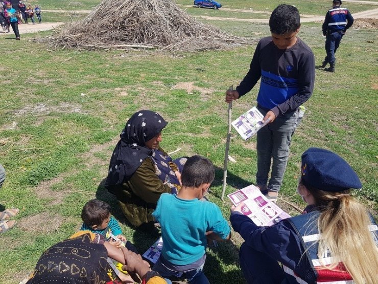 Mevsimlik tarım işçisi kadınlara jandarma şiddetle nasıl mücadele edileceğini anlattı