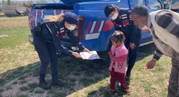 Mevsimlik tarım işçisi kadınlara jandarma şiddetle nasıl mücadele edileceğini anlattı