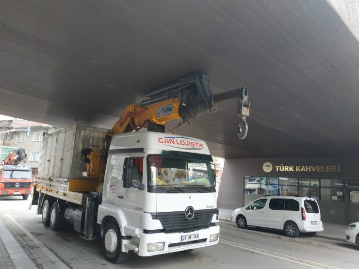 Eskişehir’de bir vinç köprünün altına sıkıştı