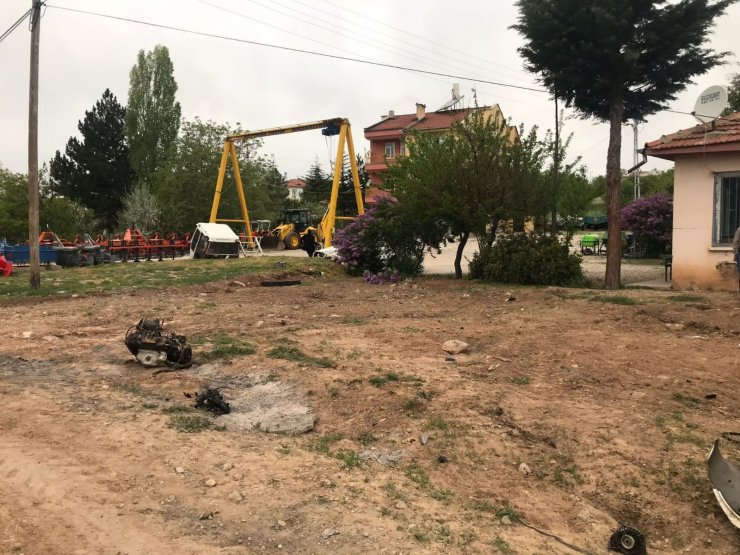 Otomobil takla attı, motoru fırladı: 2 yaralı