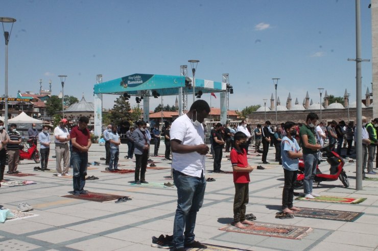 Pandemi gölgesinde Ramazan ayının son cuma namazı kılındı