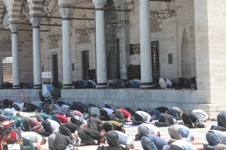 Pandemi gölgesinde Ramazan ayının son cuma namazı kılındı