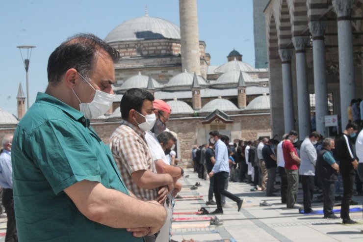 Pandemi gölgesinde Ramazan ayının son cuma namazı kılındı